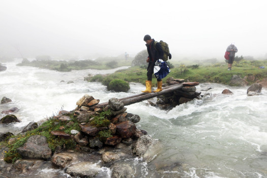 जोखिम मोलेर खोला तर्दै पर्यटक